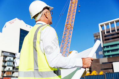 藍圖加身 工程師與建筑工人在施工現場的協奏曲